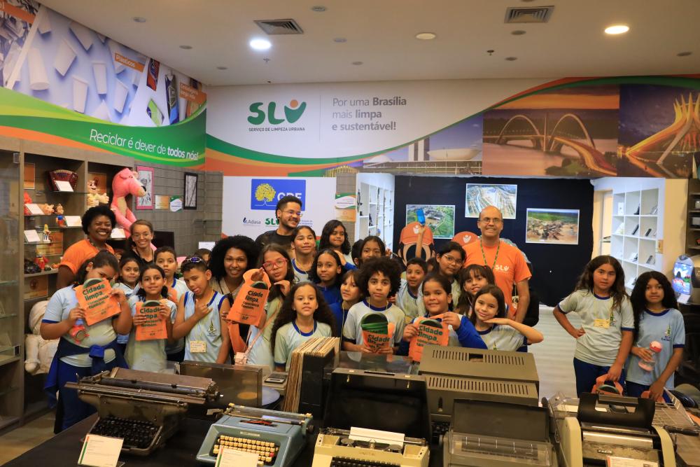 Capa da notícia: Museu do SLU recebe estudantes de Ceilândia em visita educativa